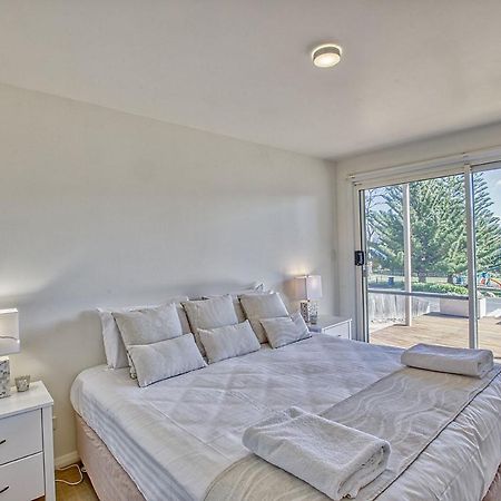 Quarterdeck Apartment Binalong Bay Exterior photo