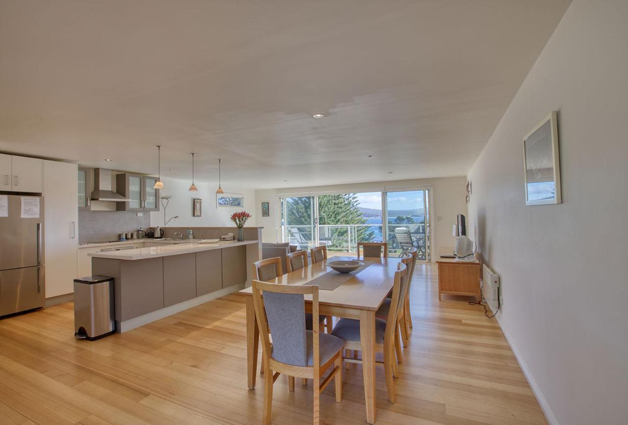 Quarterdeck Apartment Binalong Bay Exterior photo