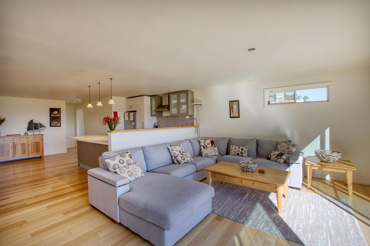 Quarterdeck Apartment Binalong Bay Exterior photo