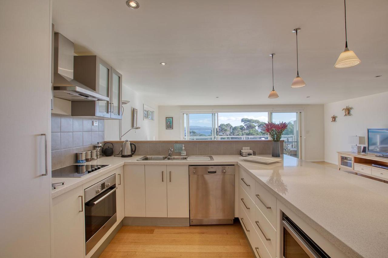 Quarterdeck Apartment Binalong Bay Exterior photo